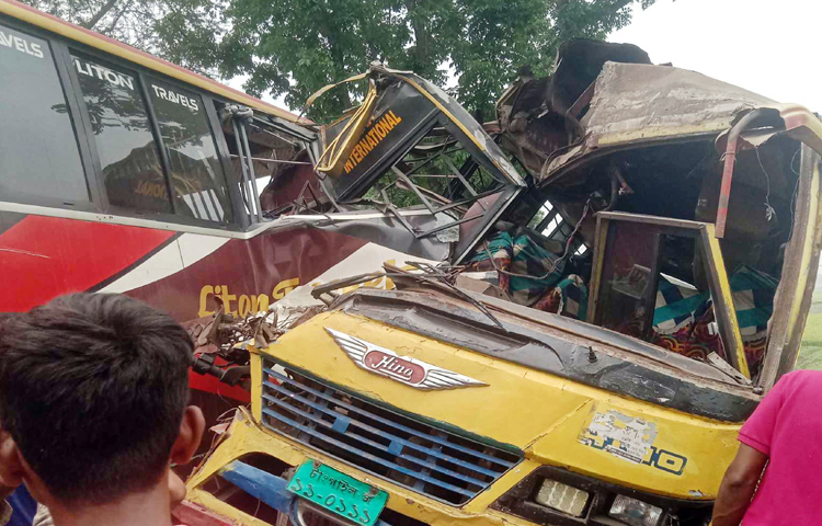নড়াইল-ঢাকা মহাসড়কের দুর্বাজুড়ি এলাকায় দুটি যাত্রীবাহী বাসের মুখোমুখি সংঘর্ষে জাফর হোসেন নামে এক চালক নিহত হয়েছেন। ছবি: হাফিজুল নিলু