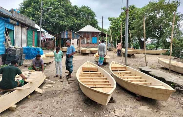 দম ফেলবার ফুরসত নেই নারায়ণগঞ্জের রূপগঞ্জের বিভিন্ন এলাকার নৌকার কারিগরদের। হাতুড়ি-বাটালের ঠুকঠাক শব্দে মুখর হয়ে উঠছে নৌকার হাটগুলো। ছবি: জাগো নিউজ