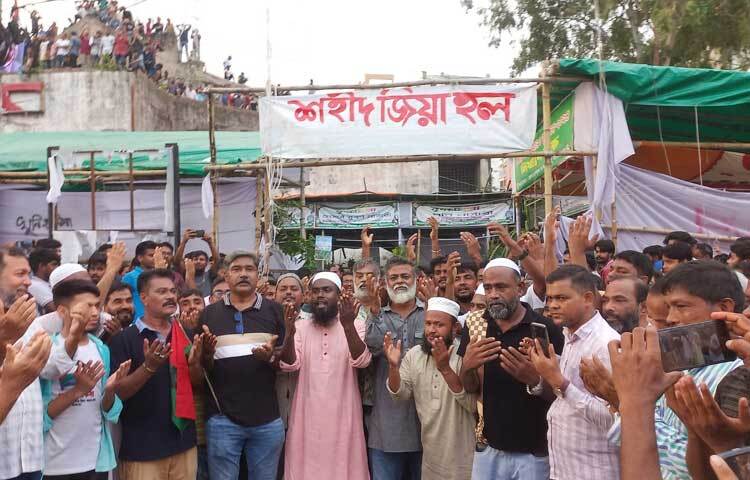 নারায়ণগঞ্জ শহরের চাষাঢ়া এলাকায় জিয়া হলের সামনে পুনরায় ব্যানার ও ছবি বসানো হয়েছে। ছবি: মোবাশ্বির শ্রাবণ