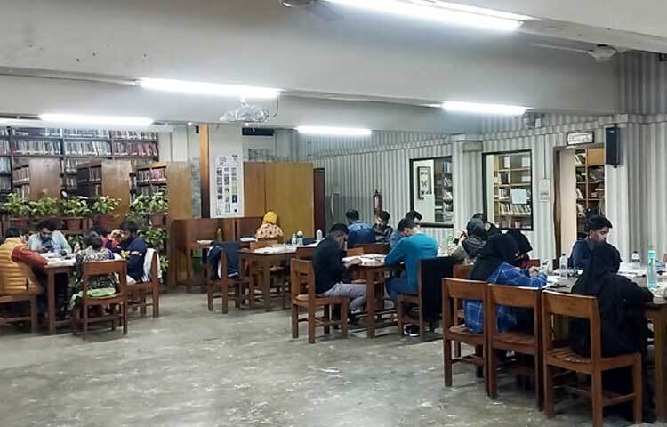 নারায়নগঞ্জে বেসরকারি পাঠাগারের মধ্যে অন্যতম ‘সুধীজন পাঠাগার’। দীর্ঘ প্রায় পাঁচ যুগেরও বেশি সময় ধরে এ পাঠাগার জেলায় জ্ঞানের আলো ছড়িয়ে যাচ্ছে। ছবি: মোবাশ্বির শ্রাবণ