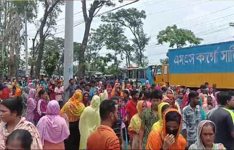 বকেয়া বেতনের দাবিতে ঢাকা-চট্টগ্রাম মহাসড়ক অবরোধ করে বিক্ষোভ করেছেন পোশাক শ্রমিকরা। এতে মহাসড়কে ৪ কিলোমিটার এলাকায় যানজট সৃষ্টি হয়। ছবি: রাশেদুল ইসলাম রাজু