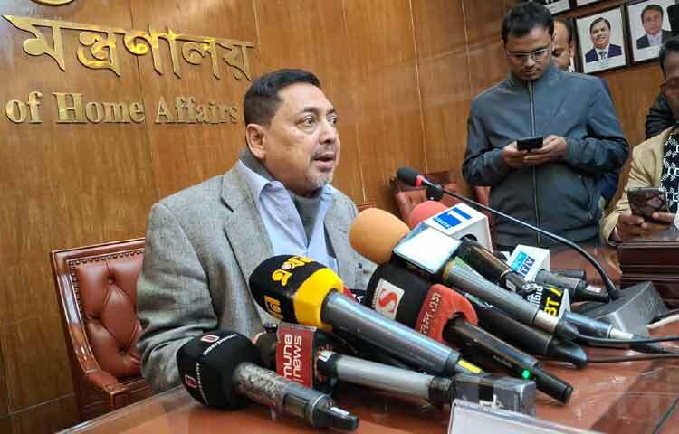 ইনকিলাব মঞ্চের মুখপাত্র শরিফ ওসমান হাদির হত্যা মামলার চার্জশিট আগামী ৭ জানুয়ারির মধ্যে অবশ্যই দাখিল করা হবে বলে জানিয়েছেন স্বরাষ্ট্র মন্ত্রণালয়ের সিনিয়র সচিব নাসিমুল গনি। ছবি: মাসুদ রানা