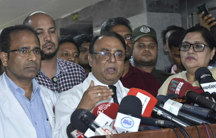 জাতীয় বার্ন ইনস্টিটিউটে সংবাদ সম্মেলনে সার্বিক পরিস্থিতি নিয়ে ব্রিফিং করেছেন জাতীয় বার্ন ইনস্টিটিউটের পরিচালক নাসির উদ্দীন। ছবি: বিপ্লব দীক্ষিৎ