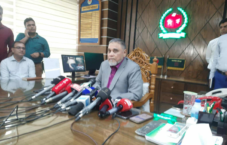 নানা ধরনের প্রতিবন্ধকতা থাকা সত্ত্বেও ফেব্রুয়ারিতে নির্বাচন করার জন্য নির্বাচন কমিশন সব রকম প্রস্তুতি নিচ্ছে বলে জানিয়েছেন প্রধান নির্বাচন কমিশনার এ এম এম নাসির উদ্দিন। ছবি: মফিজুল সাদিক