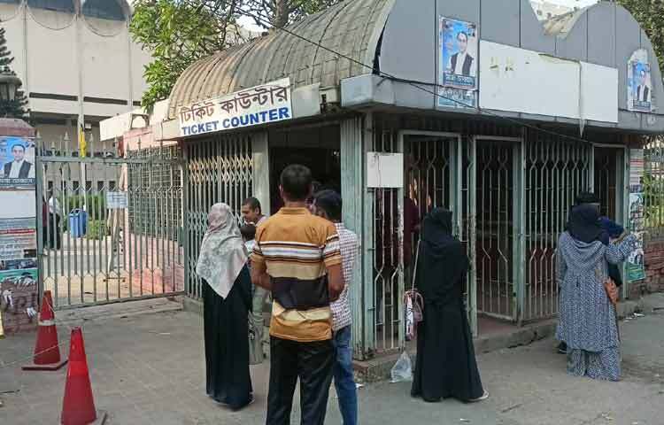 জাতীয় জাদুঘরের বিক্রয় সহকারী লিখন খন্দকার জাগো নিউজকে বলেন, বয়স্কদের জন্য এই প্রথম ফ্রি টিকেট দেওয়া হচ্ছে। এর আগের বছরগুলোতে ১২ বছরের নিচের শিশুদের এবং স্কুল কলেজের শিক্ষার্থীদের ফ্রিতে টিকেট দেওয়া হতো। সকাল থেকে দর্শনার্থীদের চাপ বাড়ছে। বিকেলে ভিড় আরও বাড়তে পারে।