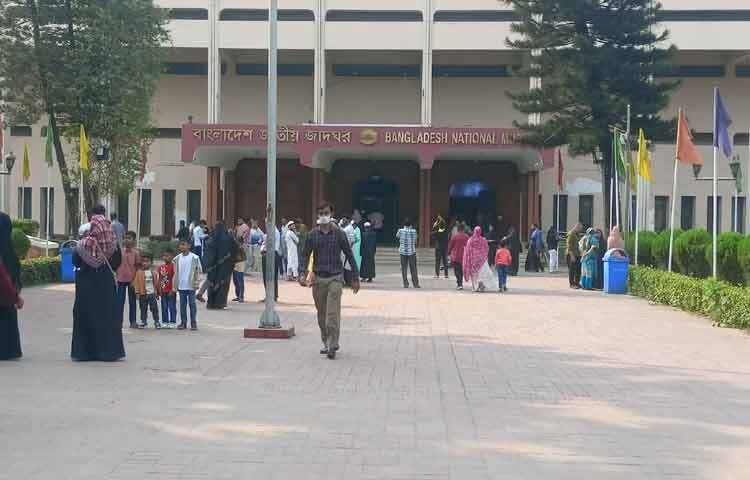 তিনি আরও জানান, সকাল সাড়ে ১০টা থেকে টিকেট দেওয়া শুরু হয়েছে। দুপুর দেড়টা পর্যন্ত দুই হাজারের বেশি দর্শনার্থী জাদুঘরে প্রবেশ করেছেন।