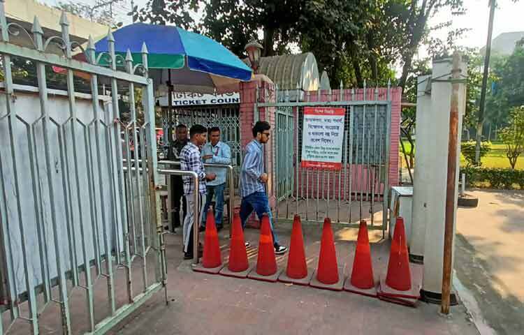 মিনহাজুল ইসলাম নামের এক দর্শনার্থী বলেন, পরিবার নিয়ে ঘুরতে আসলাম। ছেলে-মেয়েকে জাদুঘর ঘুরে দেখাবো। ফ্রি টিকিট পেলাম। কর্তৃপক্ষ ভালো সিদ্ধান্ত নিয়েছে।