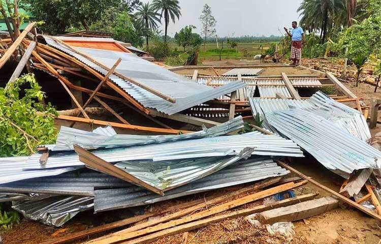 নাটোরের সিংড়ায় ২০ মিনিটের কালবৈশাখীতে শতাধিক বাড়িঘর লন্ডভন্ড হয়ে গেছে। ছবি: রেজাউল করিম রেজা