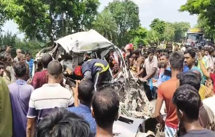 নাটোরের বড়াইগ্রামে ট্রাক ও মাইক্রোবাসের সংঘর্ষে ৭ জন নিহত হয়েছেন। ছবি: রেজাউল করিম রেজা