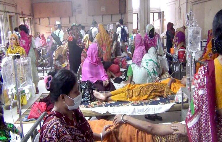 নাটোর পৌরসভার সরবরাহকৃত পানি পান করে ডায়রিয়া আক্রান্ত হয়েছেন দেড় শতাধিক মানুষ। এরমধ্যে ১২৮ জনকে নাটোর আধুনিক সদর হাসপাতালে ভর্তি করা হয়েছে। ক্রমাগত রোগীর সংখ্যা বৃদ্ধি পাচ্ছে। ছবি: রেজাউল করিম রেজা