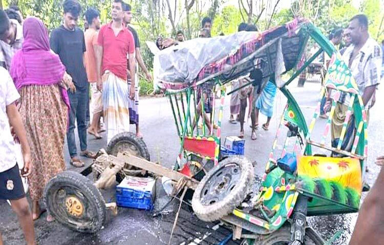 নাটোরের বড়াইগ্রামে বাসের ধাক্কায় ব্যাটারিচালিত অটোরিকশার তিন যাত্রী নিহত হয়েছেন। এসময় গুরুতর আহত অবস্থায় অটোরিকশার দুই যাত্রীকে উদ্ধার করে হাসপাতালে নেওয়া হয়। ছবি: রেজাউল করিম রেজা