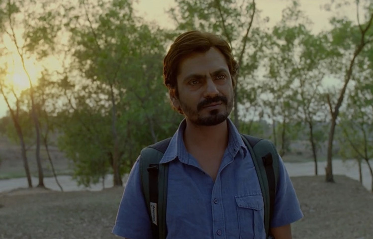 সিনেমার প্রতি টান, আর নিজেকে নতুনভাবে আবিষ্কারের আকাঙ্ক্ষাই তাকে নিয়ে আসে দিল্লির ন্যাশনাল স্কুল অব ড্রামায়। সেখান থেকে মুম্বাই যেখানে অপেক্ষা করছিল বছরের পর বছর ধরে এক্সট্রা আর ছোট চরিত্রে অভিনয় করে টিকে থাকার কঠিন সংগ্রাম।