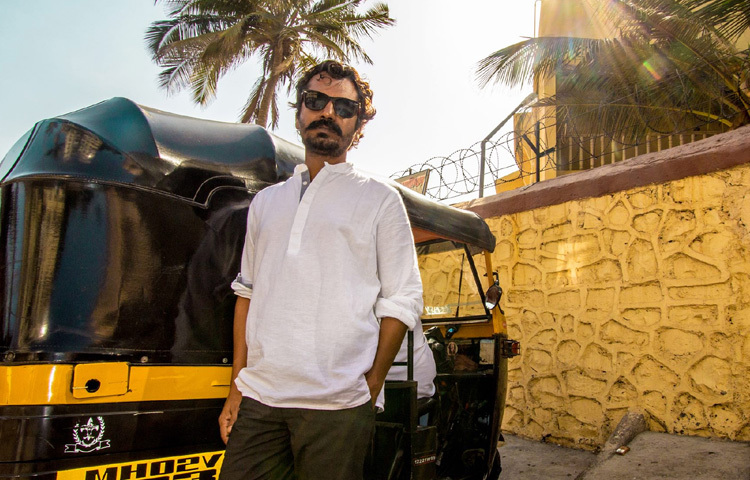 উত্তরপ্রদেশের একটি ছোট্ট গ্রাম থেকে যাত্রা শুরু নওয়াজের। কৃষক পরিবার, আট ভাইবোনের ভেতর বেড়ে ওঠা একটা নির্দিষ্ট জীবনের গণ্ডির বাইরে বেরোনোর সুযোগই ছিল না প্রায়।