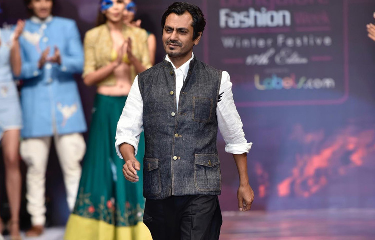 এই অভিনেতা ডায়ালগ দিয়ে চরিত্রের ভার তৈরি করেন না, তিনি করেন ভঙ্গিমায়, চোখে, নীরবতাতেই। একটা দৃশ্য যখন তার চারপাশে তৈরি হয়, তখন দর্শকের মনও ধীরে ধীরে সেই চরিত্রের দিকেই কেন্দ্রীভূত হতে থাকে। হয়তো সেটাই তার অভিনয়ের আসল শক্তি, তিনি পর্দার এক কোণায় থেকেও দর্শকের পুরো মনোযোগ কেড়ে নেন।