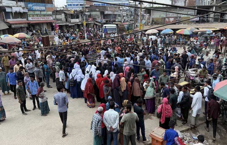 নওগাঁর পত্নীতলায় ফেসবুক লাইভে হত্যার আশঙ্কা প্রকাশের কিছুক্ষণ পর সুমন হোসেন (২৪) নামে এক যুবকের মরদেহ উদ্ধারের ঘটনা বিক্ষোভ করেছে ছাত্র-জনতা। ছবি: আরমান হোসেন রুমন