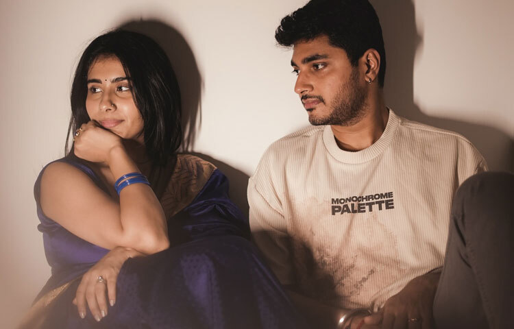 তাদের প্রেমের গল্পও সিনেমার মতো সুন্দর। ২০১৬ সালে মালয়েশিয়ায় এক স্টুডেন্ট প্রোগ্রামে গিয়ে একে অন্যকে নতুন করে চিনেছিলেন তারা। সেখানে তারা তিন মাস ধরে বিশেষ চাহিদাসম্পন্ন শিশুদের দেখাশোনা করেছেন। তাদের জন্য রান্না করতেন, খেলতেন, হাসাতেন। সেই স্নিগ্ধ মুহূর্তগুলোর মাঝেই একদিন অজান্তেই জন্ম নেয় ভালোবাসা।