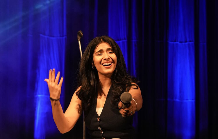 ‘শায়ের’ নায়াব মিধা যিনি মুখে মুখে কবিতা রচনা করেন, মঞ্চে দাঁড়িয়ে ভালোবাসা, বেদনা, আশার ভাষা বলেন। তার শোতে যান অনেকে মন খারাপের চিকিৎসা খুঁজতে, জীবনের নতুন অর্থ পেতে।