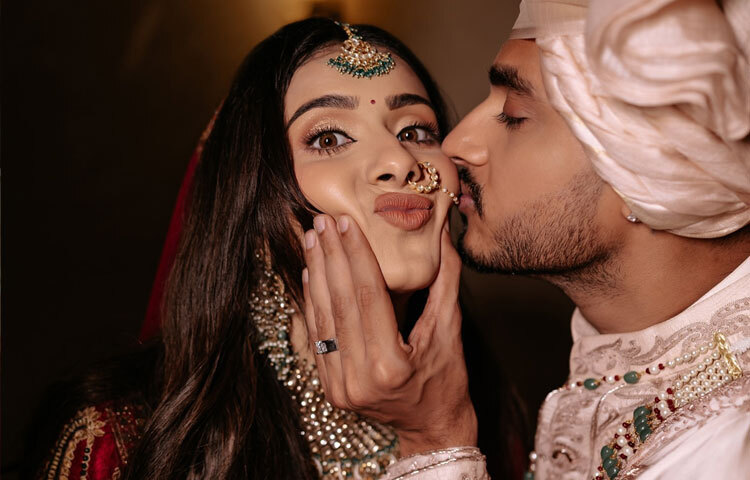 দীর্ঘ প্রেম, যৌথ সংগ্রাম আর একে অপরের প্রতি অটল শ্রদ্ধার পর তারা এখন একসঙ্গে নতুন জীবনের পথে। সম্প্রতি দিল্লিতে নতুন ঘর কিনেছেন নায়াব ও আয়ুশ, সেখানেই শুরু হবে তাদের সংসারের গল্প যেখানে থাকবে কবিতা, স্বপ্ন আর সেই পুরোনো প্রতিজ্ঞা-‘মুসকুরাও, কারণ জীবন এখনও সুন্দর।’