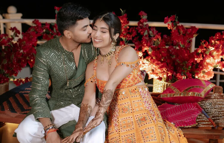 পরিবেশপ্রেমী এই দম্পতি তাদের বিয়েতে রেখেছিলেন এক ভিন্ন আয়োজন। কোনো প্লাস্টিক নয়, কৃত্রিম ফুল নয়, নেই একটিও অপচয়। আসর সাজানো হয়েছিল রাজস্থানের সত্যিকারের ফুল দিয়ে, অতিথিদের জন্য ছিল পুনর্ব্যবহারযোগ্য গ্লাস ও পানির স্টেশন।