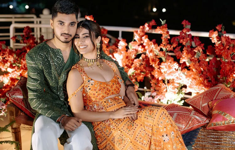 আর সেই গল্প এবার ছুঁয়ে গেল জীবনের নতুন অধ্যায়। ১ থেকে ৩ নভেম্বর পর্যন্ত রাজস্থানের উদয়পুরে অনুষ্ঠিত হলো নায়াব মিধা ও তার দীর্ঘদিনের ভালোবাসার মানুষ আয়ুশ চাধকের বিয়ের উৎসব।