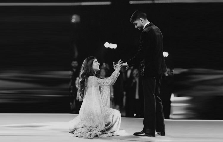 প্রায় নয় বছর প্রেমের পর তারা বিয়ের মঞ্চে। আর এই বিয়েতেও নায়াব রাখলেন নিজের স্বতন্ত্রতা, প্রথা ভেঙে বরকে হাঁটু গেড়ে নিজেই প্রস্তাব দেন আয়ুশকে। নারীবাদী হিসেবে তার এই সাহসিকতা নিয়ে এখন সামাজিক মাধ্যমে চলছে আলোচনা।