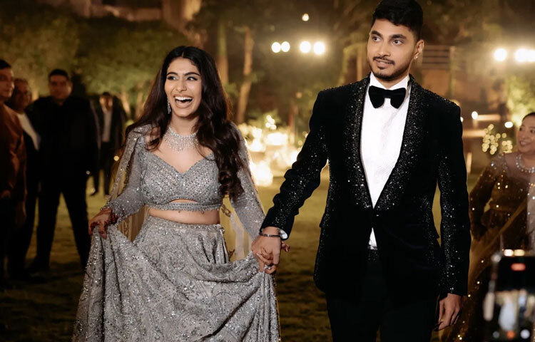 আয়ুশ পেশায় সফটওয়্যার প্রকৌশলী। ২০১৪ সালে কলেজে তারা দুজন একসঙ্গে জিতেছিলেন ‘মিস্টার অ্যান্ড মিসেস ফ্রেশার’ খেতাব। ১১ বছর পর সেই পুরোনো টাইটেলই সত্যি হয়ে গেল জীবনে, এবার তারা সত্যিই হলেন মিস্টার অ্যান্ড মিসেস চাধক।