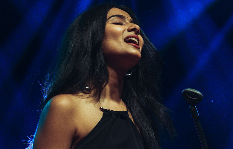 নায়াব শুধু কবিতাই লেখেন না, তিনি সেই কবিতাকে বাঁচিয়ে তোলেন কণ্ঠে, অনুভবে, দর্শনে। তার কণ্ঠে ‘মুসকুরাও’ শোনা মানে নিজের জীবনের ক্লান্ত দিনটাকে একটু নতুন করে শুরু করা। এই এক কবিতাকেই ভারতের মানসিক স্বাস্থ্যচর্চার ইতিহাসে বলা হয় ২০২২ সালের সবচেয়ে গুরুত্বপূর্ণ আবিষ্কার।