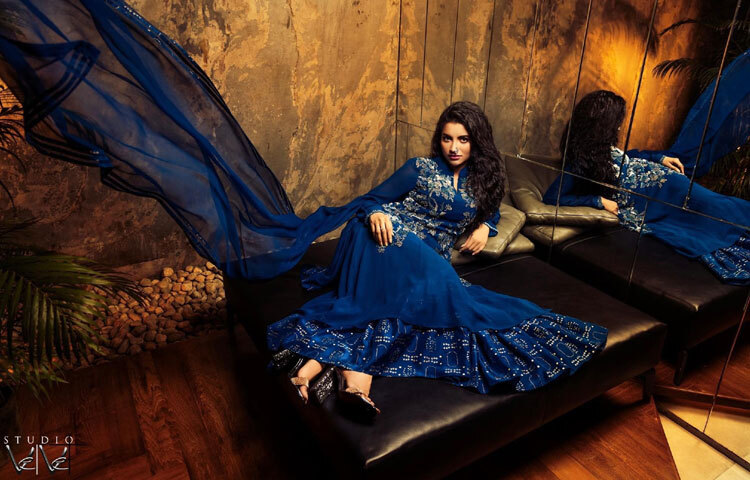 তুষির ফ্যাশন সেন্সও অনেকটা তার অভিনয়ের মতো সহজ, কিন্তু স্টাইলিশ। গ্ল্যামারের বাইরে গিয়ে তিনি নিজের একটি স্বতন্ত্র রুচিবোধ তৈরি করেছেন। সাদাসিধে পোশাক, অনাড়ম্বর সাজ আর আত্মবিশ্বাসী হাসি-এই তিনটিই তার ব্র্যান্ড আইডেন্টিটি।