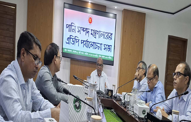 ঢাকায় গ্রীন রোডে পানি ভবনের সম্মেলনকক্ষে মন্ত্রণালয়ের এডিপি পর্যালোচনা সভায় সভাপতিত্ব করেন পানি সম্পদ মন্ত্রণালয়ের সচিব নাজমুল আহসান। ছবি: পিআইডি