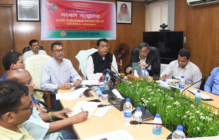 আজ সচিবালয়ে মন্ত্রণালয়ের সভাকক্ষে ‘মহান মে দিবস’ উপলক্ষ্যে আয়োজিত সংবাদ সম্মেলনে বক্তব্য রাখেন শ্রম ও কর্মসংস্থান প্রতিমন্ত্রী মো. নজরুল ইসলাম চৌধুরী। ছবি: পিআইডি