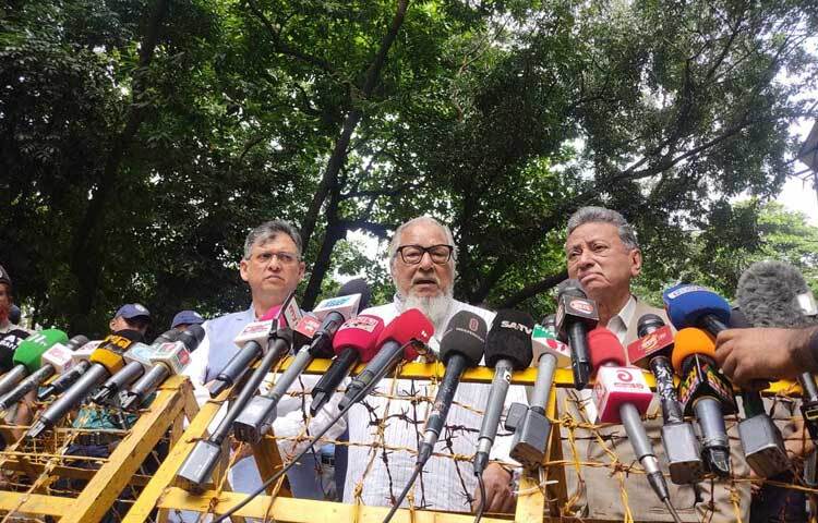 স্বৈরাচার এবং তাদের দোসরা দেশে সাংবিধানিক এবং রাজনৈতিক সংকট সৃষ্টির চেষ্টা করছে বলে মন্তব্য করেছেন বিএনপি স্থায়ী কমিটির সদস্য নজরুল ইসলাম খান। ছবি: খালিদ হোসেন