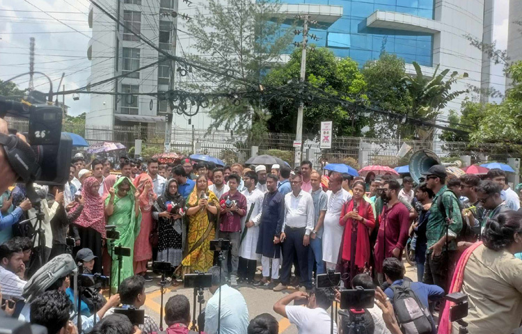নির্বাচন কমিশন (ইসি) পুনর্গঠন ও স্থানীয় সরকার নির্বাচনের দাবিতে বিক্ষোভ সমাবেশ করছে জাতীয় নাগরিক পার্টি (এনসিপি) মহানগর উত্তর। ছবি: মফিজুল সাদিক