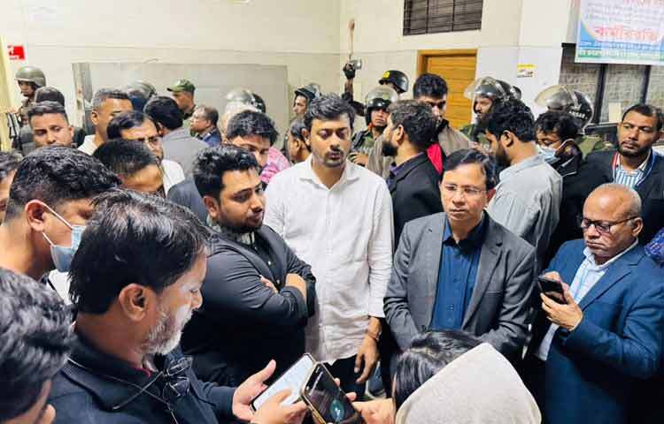 ১৯ ডিসেম্বর সন্ধ্যা ৫টা ৪৮ মিনিটে তার মরদেহ বহনকারী বিমান বাংলাদেশ এয়ারলাইন্সের ফ্লাইটটি (ইএ-৫৮৫) ঢাকার হযরত শাহজালাল আন্তর্জাতিক বিমানবন্দরে অবতরণ করে। বিমানবন্দরের ক্যান্টনমেন্ট গেট দিয়ে থেকে বের হয়েছে হাদির মরদেহ। তার মরদেহ রাখা হয়েছে জাতীয় হৃদরোগ ইনস্টিটিউটে।