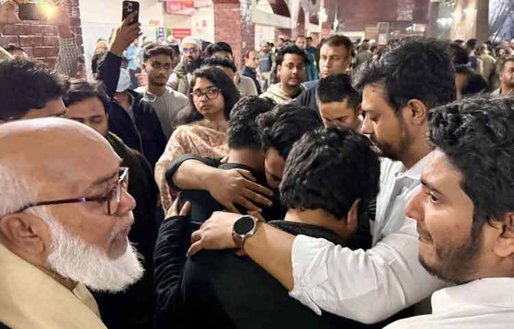 এসময় এনসিপির আহ্বায়ক নাহিদ ইসলাম, মুখ্য সমন্বয়ক নাসীরুদ্দীন পাটওয়ারী, সিনিয়র যুগ্ম-সদস্যসচিব ডা. তাসনিম জারা, উত্তরাঞ্চলের মুখ্য সংগঠক সারজিস আলমসহ কেন্দ্রীয় নেতারা উপস্থিত ছিলেন।