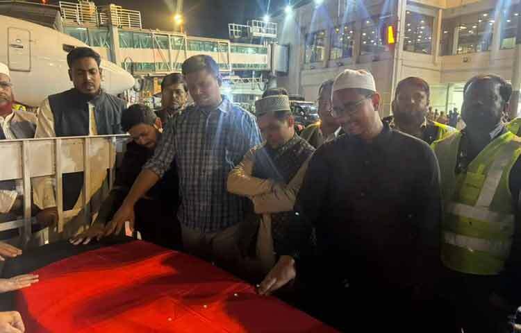 ১২ ডিসেম্বর রাজধানীর পুরানা পল্টনে নির্বাচনি প্রচারণার সময় সন্ত্রাসীদের গুলিতে মাথায় গুরুতর আহত হন ওসমান হাদি। আশঙ্কাজনক অবস্থায় তাকে প্রথমে ঢাকা মেডিকেল কলেজ হাসপাতাল (ঢামেক) নেওয়া হয়, যেখানে প্রাথমিক অস্ত্রোপচার করা হয়। পরে তাকে রাজধানীর এভারকেয়ার হাসপাতালের নিবিড় পরিচর্যা কেন্দ্রে (আইসিইউ) স্থানান্তর করা হয়। সেখানে তিনদিন চিকিৎসাধীন থাকার পর ১৫ ডিসেম্বর দুপুরে উন্নত চিকিৎসার জন্য এয়ার অ্যাম্বুলেন্সে করে তাকে সিঙ্গাপুরে পাঠানো হয়। সেখানে চিকিৎসাধীন অবস্থায় বৃহস্পতিবার রাতে তিনি শেষ নিশ্বাস ত্যাগ করেন।