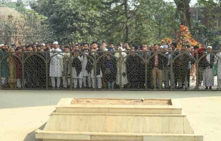 এরপর দুপুর সাড়ে ১২টার দিকে ঢাকা বিশ্ববিদ্যালয় কেন্দ্রীয় মসজিদ সংলগ্ন কাজী নজরুল ইসলাম ও ওসমান হাদির কবরে যান তারা। সেখানে কবর জিয়ারত ও দোয়া করে আনুষ্ঠানিকভাবে নির্বাচনের কার্যক্রম শুরু করেন পার্টির শীর্ষ নেতারা।