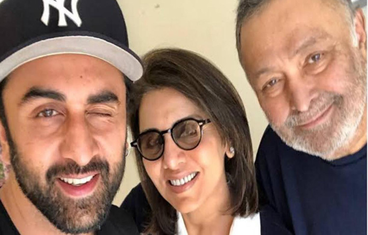 সন্তানের মা হন, জীবনে আসে পারিবারিক নানা উত্থান-পতন। তবে রিশি কাপুরের সঙ্গে একাধিক অনুষ্ঠানে দেখা যেত তাদের একান্ত রসায়ন। সময় গড়াতে গড়াতে যখন সন্তান রণবীর কাপুর বলিউডে নাম লেখান, তখন আবার একটু একটু করে পর্দায় ফিরতে শুরু করেন নিতু।