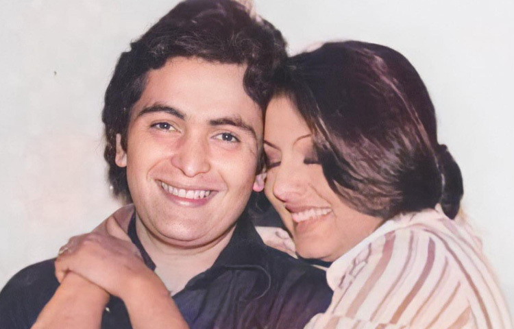 ১৯৭০ দশকের মাঝামাঝি সময়ে বলিউডে রীতিমতো ঝড় তুলেছিলেন নিতু সিং। তবে শুধুই নিতু নন, সেই ঝড়ের আরেক নাম রিশি কাপুর। এই রোমান্টিক জুটির কেমিস্ট্রি শুধু পর্দায় থেমে থাকেনি, পর্দার বাইরে গিয়েও গড়িয়েছে।