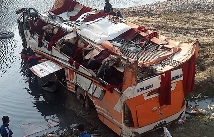 ১২ জানুয়ারি নেপালে একটি যাত্রীবাহী বাস সেতুর ওপর থেকে নদীতে পড়ে অন্তত ১২ জন নিহত হয়েছেন। আহত হয়েছেন আরও ২৩ জন। ছবি: সংগৃহীত