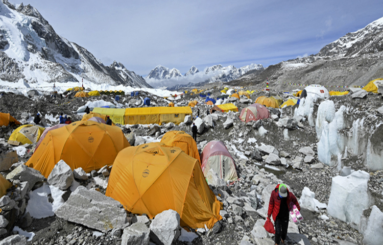সরকারকে এভারেস্ট ও অন্যান্য শৃঙ্গ আরোহণে অনুমতির সংখ্যা সীমিত করার নির্দেশ দিয়েছেন নেপালের সুপ্রিম কোর্ট। ছবি: এএফপি