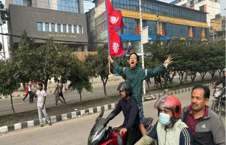 নেপালের প্রধানমন্ত্রী কেপি শর্মা অলির পদত্যাগের খবর ছড়িয়ে পড়তেই আন্দোলনকারীদের মধ্যে বিজয়োল্লাস দেখা গেছে।