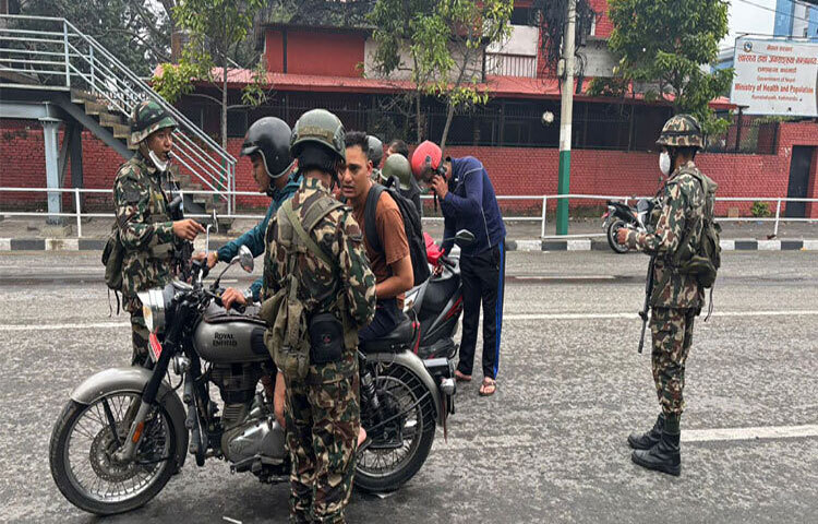 নেপালের প্রধানমন্ত্রী কেপি শর্মা ওলির পদত্যাগের পরিপ্রেক্ষিতে ভারত-নেপাল সীমান্তে নিরাপত্তা জোরদার করা হয়েছে। ভারতের এক সরকারি কর্মকর্তা জানিয়েছেন, নেপালের চলমান অস্থিরতা বিবেচনায় ভারত-নেপাল সীমান্তে উচ্চ সতর্কতা জারি করা হয়েছে। ছবি: এএফপি