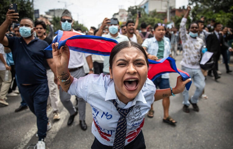 নেপালে সোশ্যাল মিডিয়ার ওপর সরকারি নিষেধাজ্ঞার বিরুদ্ধে তরুণদের বিক্ষোভকে কেন্দ্র করে নিরাপত্তা বাহিনীর সঙ্গে সংঘর্ষে এখন পযন্ত অন্তত ১৯ জন নিহত হয়েছেন। এদের মধ্যে ১২ বছর বয়সী এক শিশুও রয়েছে। এছাড়া সংঘর্ষে আহত হয়েছেন আরও শতাধিক মানুষ।
