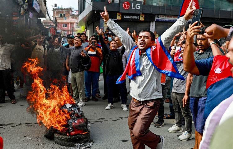 সরকারের দমননীতি ও সামাজিক যোগাযোগমাধ্যম নিষিদ্ধ করার প্রতিবাদে আবারও রাস্তায় নেমেছেন তরুণেরা।