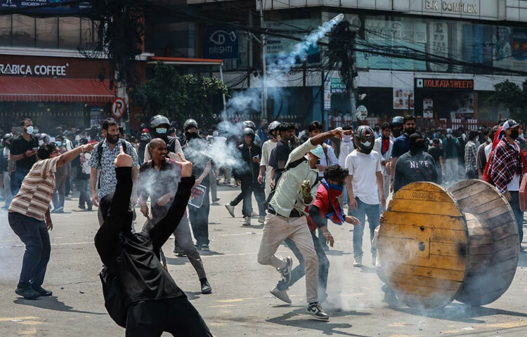 নেপাল সরকার দেশজুড়ে বিক্ষোভ-সংঘর্ষে ১৯ জন নিহত হওয়ার পর অবশেষে সামাজিক যোগাযোগমাধ্যমের ওপর আরোপিত নিষেধাজ্ঞা তুলে নিয়েছে। সরকারের এক মন্ত্রী এ তথ্য নিশ্চিত করেছেন বলে আল জাজিরার এক প্রতিবেদনে জানানো হয়েছে।