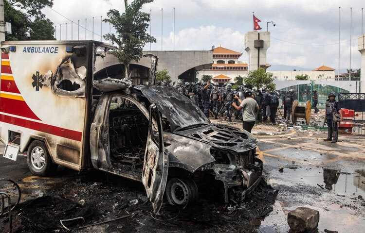 নেপালের রাজধানী কাঠমান্ডু এবং বিভিন্ন জেলায় ৯ সেপ্টেম্বর রাজনৈতিক নেতা ও মন্ত্রীদের বাড়িতে হামলা চালিয়েছে জেন জি বিক্ষোভকারীরা। এসময় তারা বাড়ি-ঘরে আগুন দেয় এবং ইট-পাটকেল নিক্ষেপ করে। কাঠমান্ডু পোস্টের এক প্রতিবেদনে এ তথ্য জানানো হয়।