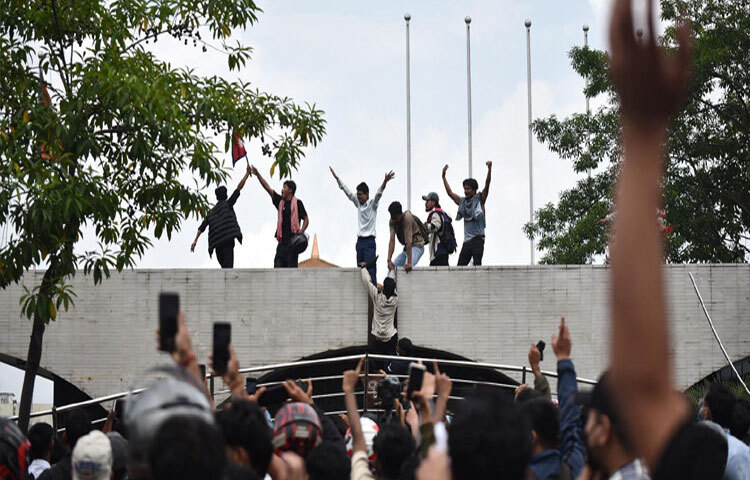 এ সময় এসব এলাকায় চলাফেরা, সমাবেশ, বিক্ষোভ বা ঘেরাও সম্পূর্ণ নিষিদ্ধ করা হয়েছে।