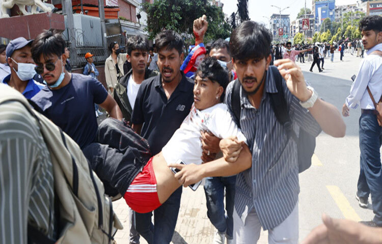 অভিযোগ রয়েছে, সরকারী দুর্নীতি ও সম্প্রতি ২৬টি অনিবন্ধিত সামাজিক যোগাযোগমাধ্যম প্ল্যাটফর্ম (ফেসবুক, ইনস্টাগ্রাম, হোয়াটসঅ্যাপ, ইউটিউব ও স্ন্যাপচ্যাটও) নিষিদ্ধ করার সিদ্ধান্তের প্রতিবাদে হাজারো তরুণ রাস্তায় নেমে এসেছে।