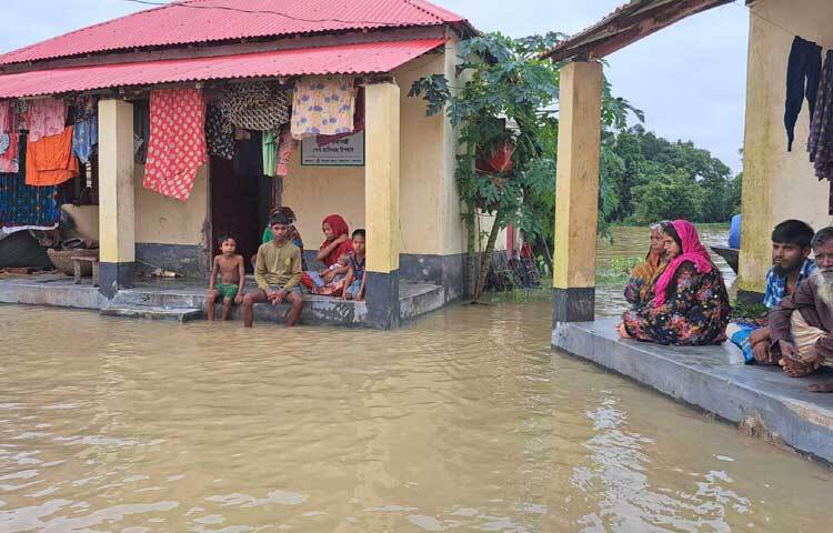 নেত্রকোনার কলমাকান্দা উপজেলায় উব্দাখালী নদীর পানি কমতে শুরু করলেও এখনো বিপৎসীমার ওপর দিয়ে প্রবাহিত হচ্ছে। ছবি: এইচ এম কামাল
