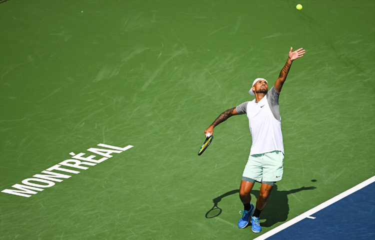 গ্রীক বাবা ও মালয়েশিয়ান মায়ের ঘরে জন্ম নেওয়া কিরগিওস ছোটবেলা থেকেই খেলাধুলার প্রতি আগ্রহী ছিলেন। তবে ব্যাস্কেটবল আর টেনিসের দ্বিধা থেকে শেষ পর্যন্ত টেনিসকেই বেছে নেন জীবনসঙ্গী হিসেবে।